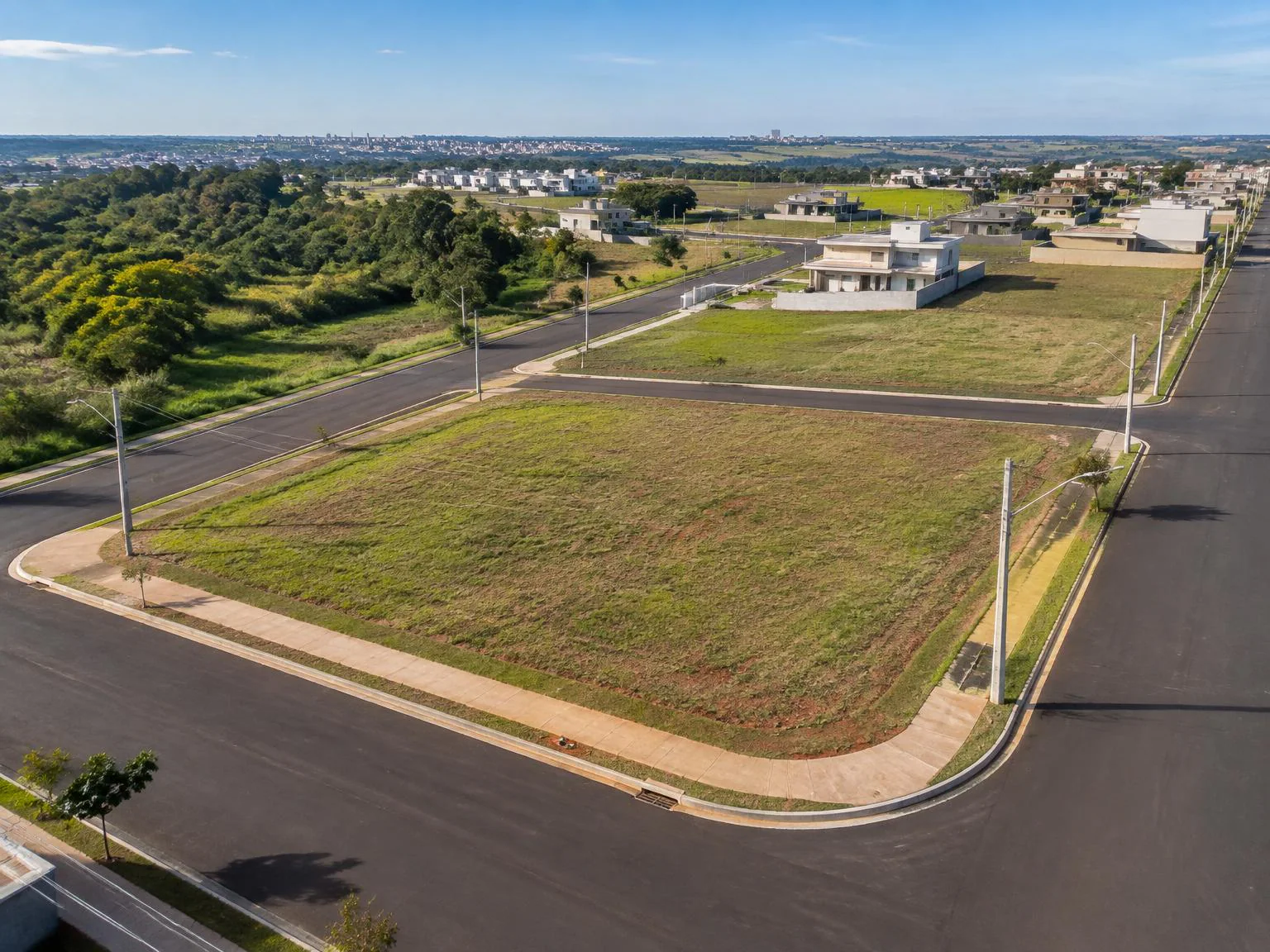 Terreno de esquina em loteamento residencial na região sul de Uberlândia, foto 1 de 3